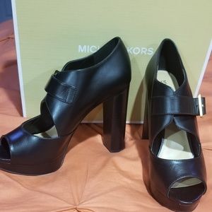 Michael Kors "Mary Jane's" sz 9 1/2